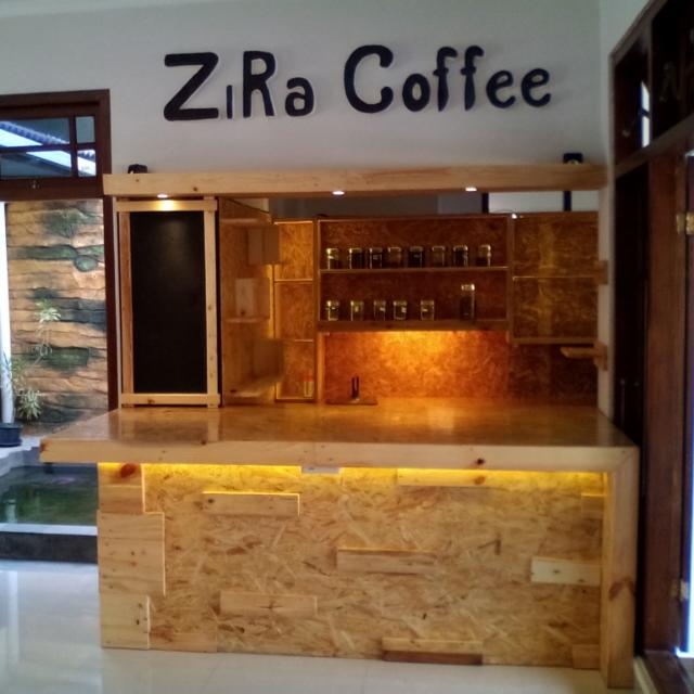 Desain Interior Zira Coffee dengan Bahan Kayu  Jati Belanda 