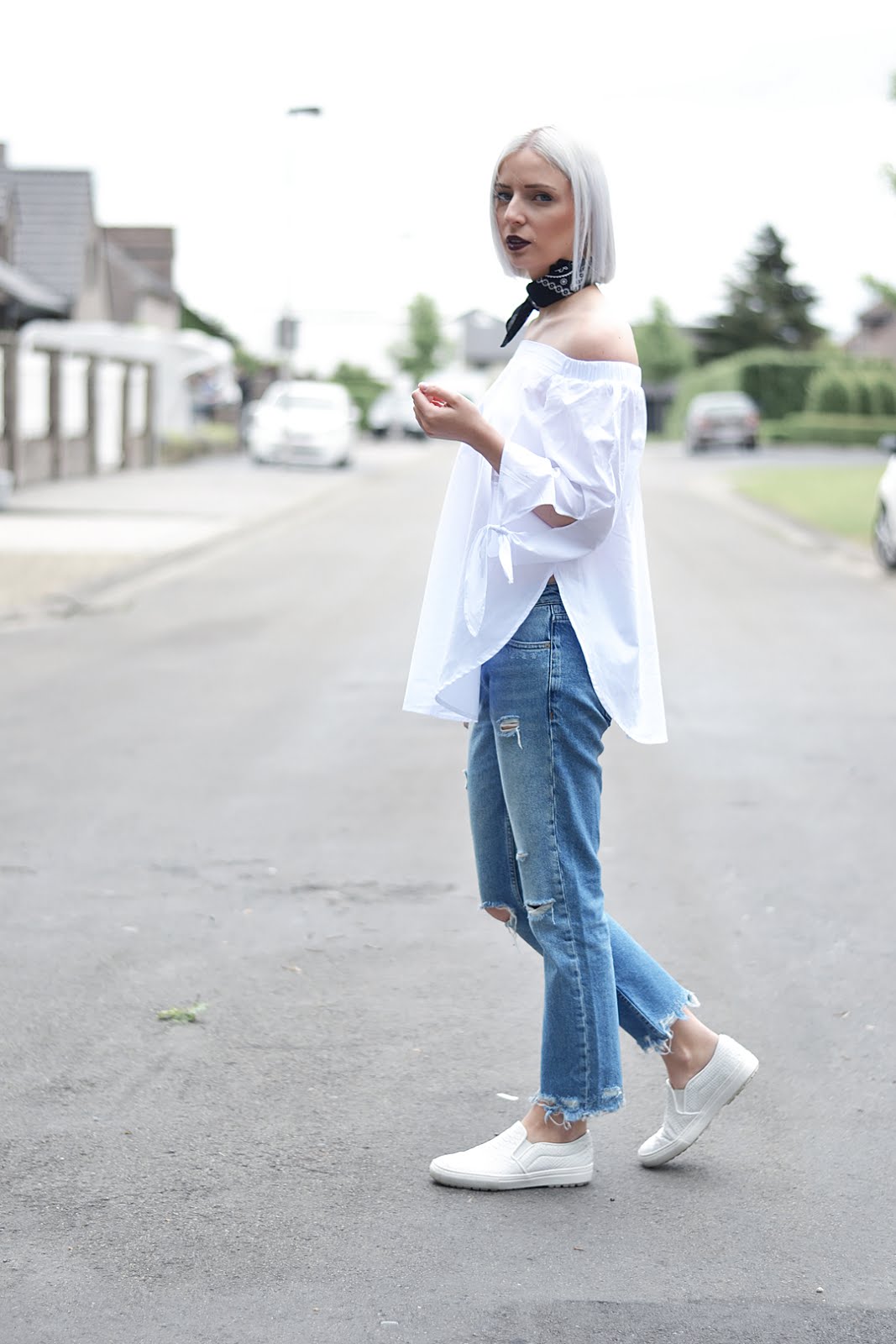 Sheinside, off shoulder top, levis, bandana, neck scarf, ripped jeans, mango, zara slip on, street style, ootd, belgian blogger