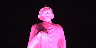 Estátua de Padre Cícero é iluminada em alusão à campanha ‘Outubro Rosa’