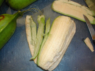 Peeling Popoulu plantains