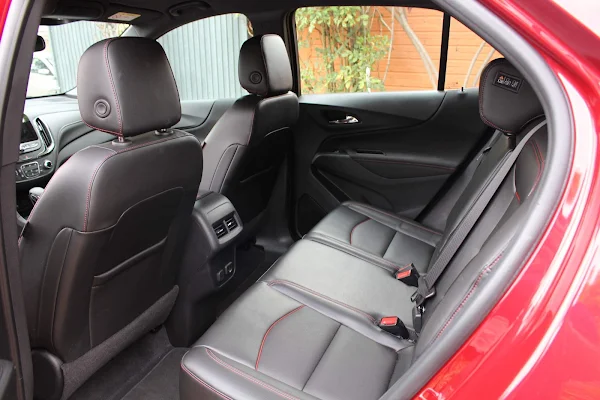 Novo Chevrolet Equinox RS 2022 - espaço traseiro