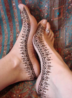 cara memakai henna di kaki