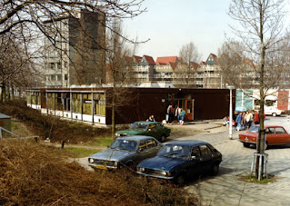 Omstreeks 1975 : Noodgebouw school naast De Incassobank