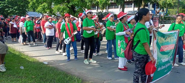 Musik Ukulele Jadi Primadona Penonton Warnai Karnaval Bulan Natal