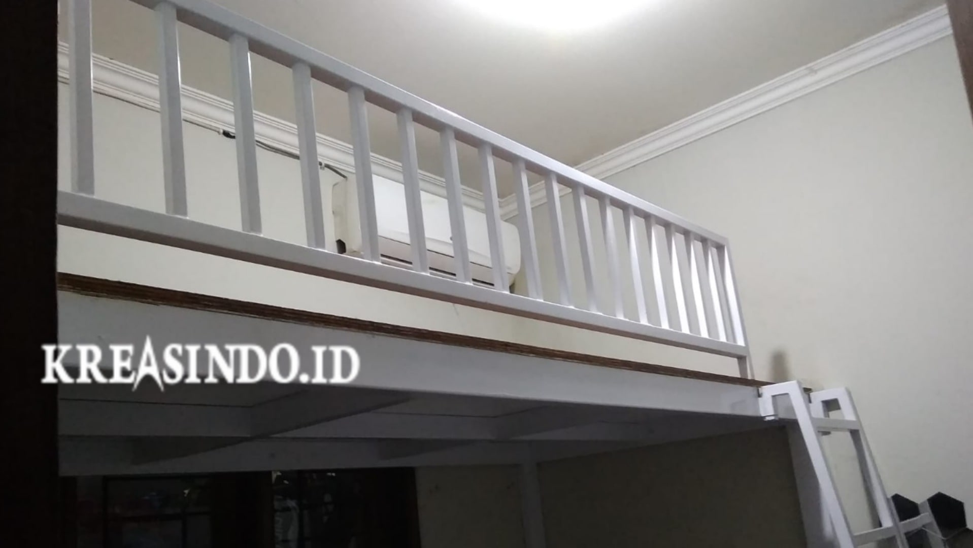 Mezzanine dengan Tangga Monyet ini Sangat Cocok untuk Kamar Anda