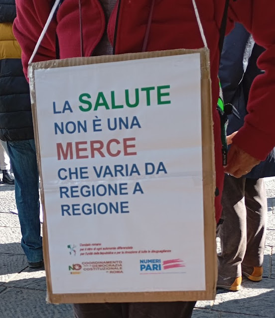 Cartello che recita: la salute non è una merce che varia da regione a regione.