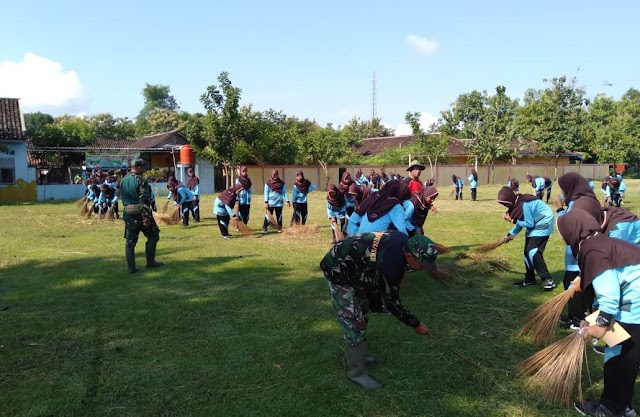 Siswa  Siswi SMP 2 Nguter Bantu Satgas Pra TMMD Reguler ke 104 Gotong Royong Bersihkan Lapangan Pembukaan TMMD 