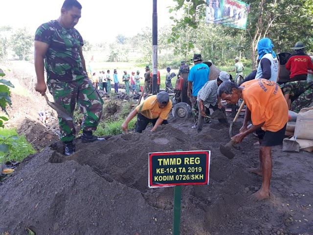 TETAP SEMANGAT SATGAS TMMD REGULER KODIM 0726/SKH KE 104 BERSAMA WARGA BANGUN DESA CELEP