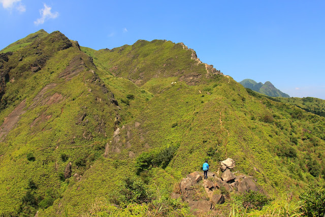 劍龍稜(右)上到381峰可與鋸齒稜(左)相接