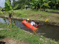 Detik-detik menegangkan perahu terbalik dan kecebur .......