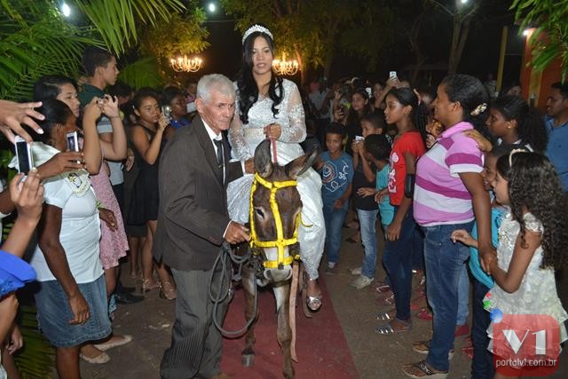 Cantora Stefhany chega na igreja de jumento e casa com empresário de 50 anos