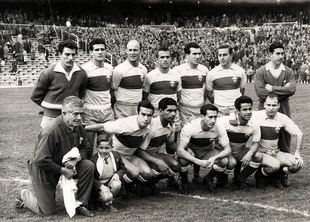 📸ELCHE C. F. 📆7 febrero 1960 ⬆️García, Gómez, César, Quirant, Mezquita, Rodri y Gallego (portero suplente). ⬇️Díaz (masajista), Guerrero, Laguardia, Fuertes, Cayetano Ré y Pauet. REAL MADRID C. F. 11 🆚 ELCHE C. F. 2 Domingo 07/02/1960. Campeonato de Liga de 1ª División, jornada 21. Madrid, estadio Santiago Bernabéu. GOLES: ⚽1-0: 13’, Puskas. ⚽2-0: 17’, Puskas. ⚽3-0: 22’, Pepillo. ⚽4-0: 27’, Pepillo. ⚽5-0: 31’, Puskas. ⚽5-1: 40’, Santisteban, en propia puerta. ⚽6-1: 48’, Pepillo. ⚽7-1: 51’, Pepillo. ⚽8-1: 57’, Gento. ⚽9-1: 59’, Santisteban. ⚽10-1: 62’, Pepillo. ⚽10-2: 70’, César. ⚽11-2: 82’, Puskas.