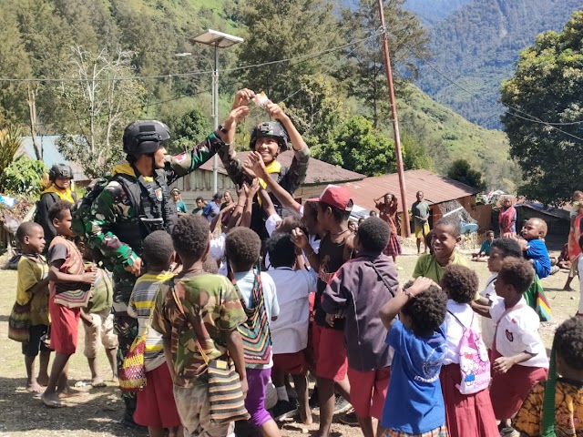 Satgas Mobile Raider 300/Bjw Siliwangi Hibur Anak - Anak di Distrik Beoga Papua