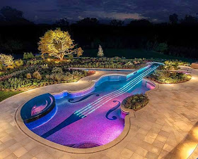 Una replica del Violin Stradivarius como diseño de piscina