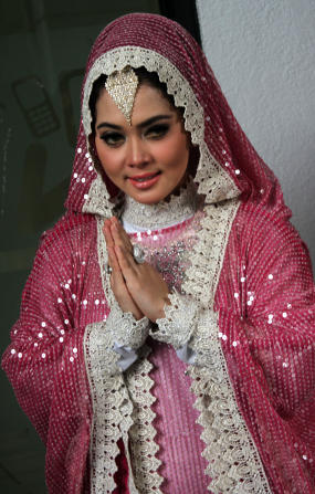 Tuntunan Muslimah Model Baju Para Artis Selebritis