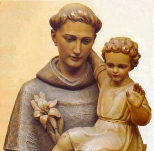 San Antonio de Padua sostiene an brazos al niño Jesús