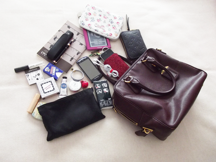 ... dedicados al maravilloso mundo del: â€œwhatâ€™s in my handbag