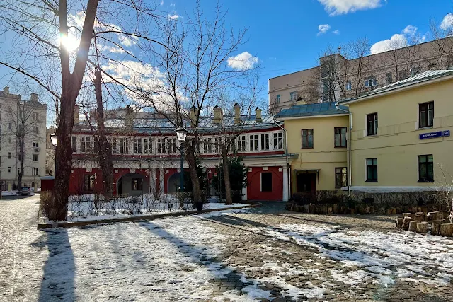 улица Пречистенка, дворы, бывшая городская усадьба Охотниковых