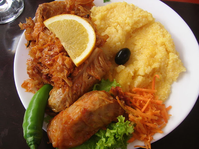 Hidangan Moldovan populer berisi gulungan kubis (sarma), ditemani sauerkraut dan mămăligă.