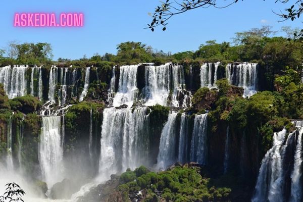 شلالات إجوازو Iguazu Falls - الأرجنتين والبرازيل ( عبارة عن مجموعة من أكثر من 270 شلال تقع على حدود الأرجنتين والبرازيل وتعتبر واحدة من أكثر العجائب الطبيعية الخلابة في العالم وموقع تراث عالمي لليونسكو )