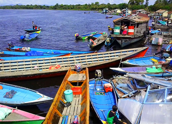 Suasana masyarakat disekitar pinggiran dermaga Bukit Tekenang