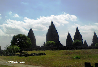 Candi Prambanan yang megang via Jipo/IDNPortal.com