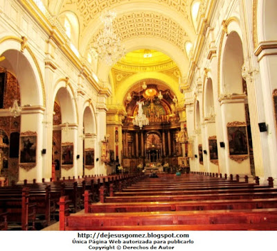 Foto por dentro de la iglesia San Pedro, donde se realiza la misa. Foto de la iglesia por Jesus Gómez