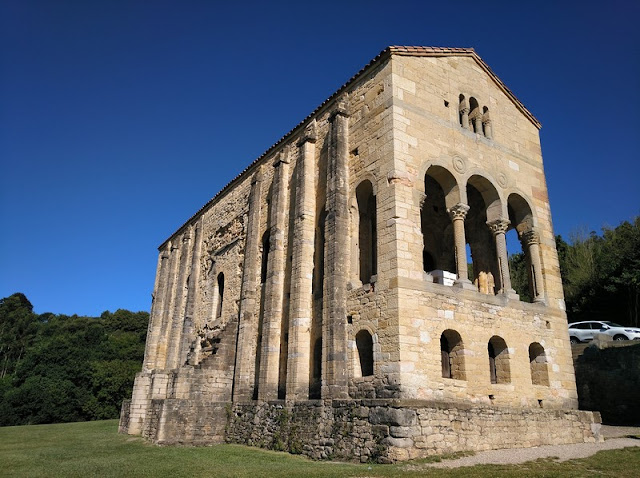 Vista de Santa Maria del Naranco en Oviedo (Asturias-España)