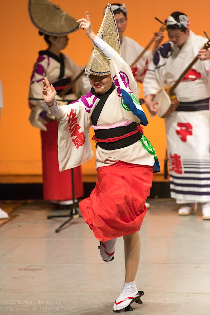 せいせき桜まつり、関戸公民館ヴィータ8Fのホールで阿波踊りを踊る江戸っ子連の女踊り写真
