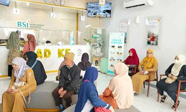 Ratusan Calhaj Kabupaten Batang Antre di Bank Syariah untuk Pelunasan Biaya Ibadah Haji