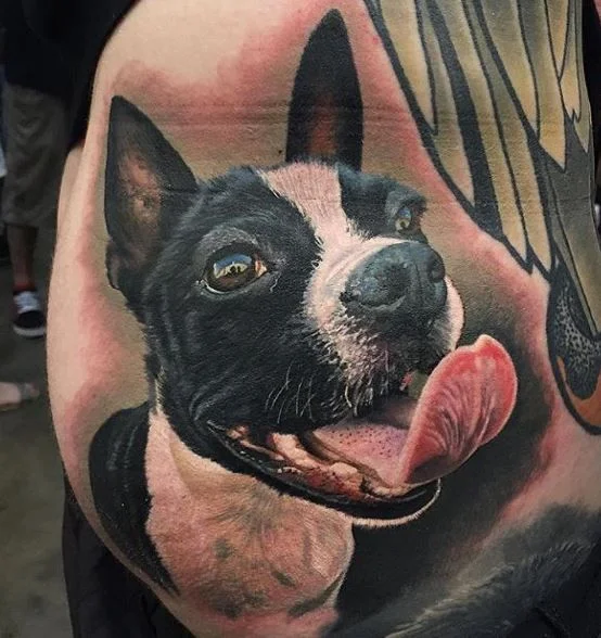 Simpático tatuaje de un bulldog francés en el hombro de una modelo