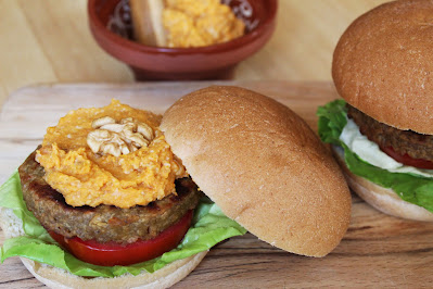 Squisiti burger vegetali Stuffer, accompagnati con pesto al limone.