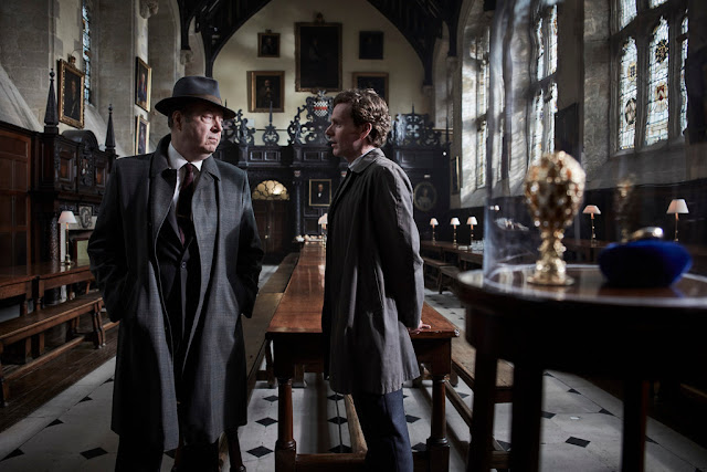 Detective Sergeant Endeavour Morse (Shaun Evans, r.) und Chief Inspector Fred Thursday (Roger Allam, l.) ermitteln im Lonsdale College, wo ein lange verschollenes Fabergé-Ei auf einer Auktion versteigert werden soll. Foto: ZDF und Jonathan Ford.