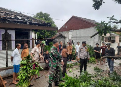 Personil Polsek Mauk Tinjau Lokasi dan Bantu Korban Angin Puting Beliung