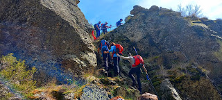 Dos barras subiendo bloques de piedra