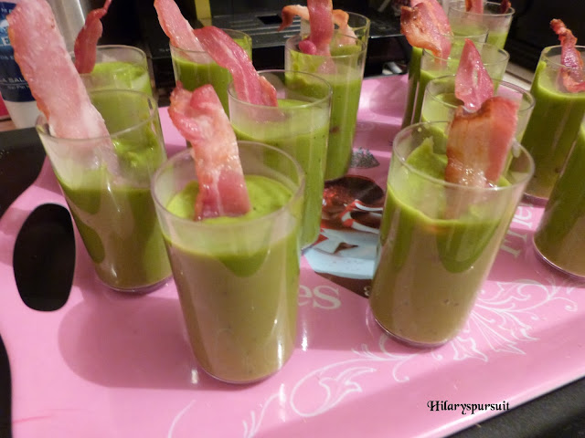 Verrine de soupe de petits pois et lard croustillant