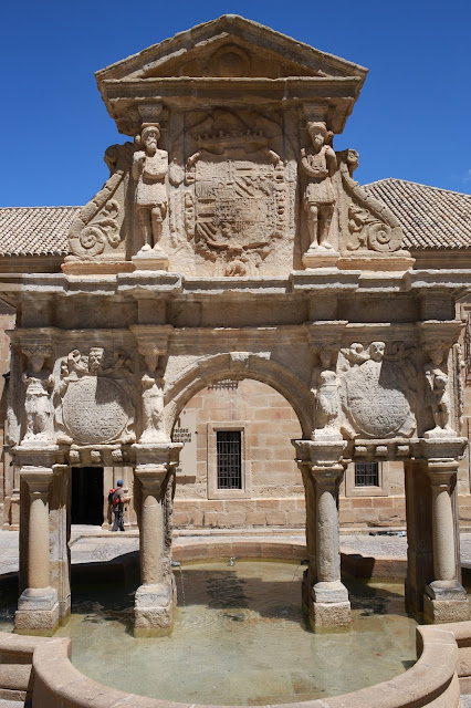 Bonita fuente de piedra antigua.