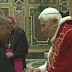 Bento XVI se despede de cardeais e promete 'obediência' ao novo papa