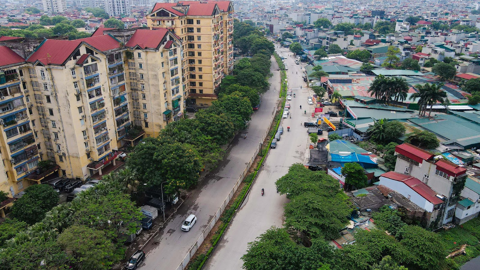 Cận cảnh 500 m hàng rào bêtông bịt kín lối đi khiến người dân khổ sở - Ảnh 1.