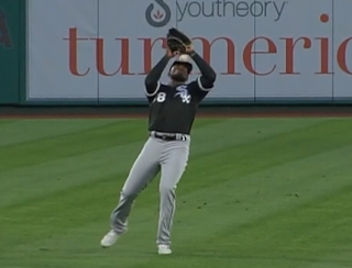 Luis Robert misplays pop fly, ball bounces off his head, White Sox vs Angels 4/3/2021