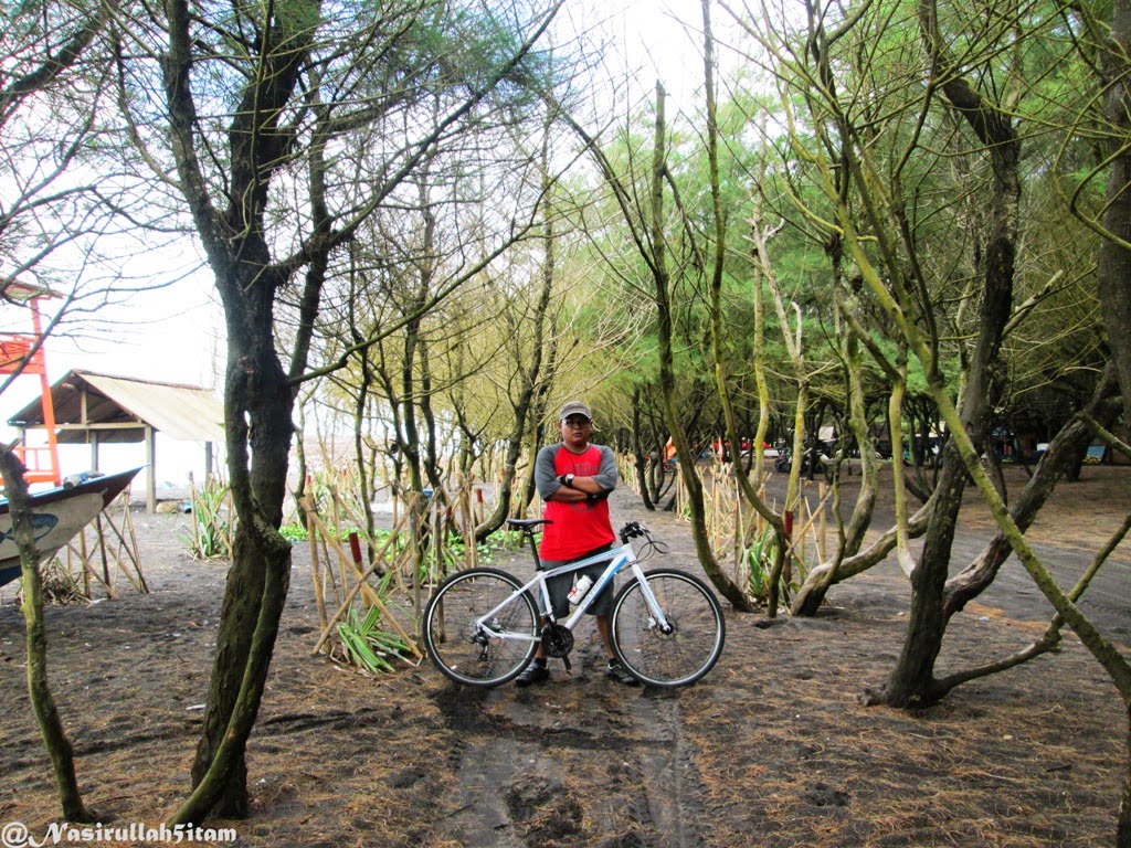 Mengabadikan diri bareng sepeda di pantai Baru