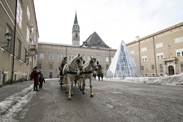 Carozza con cavalli in Domplatz-Salisburgo
