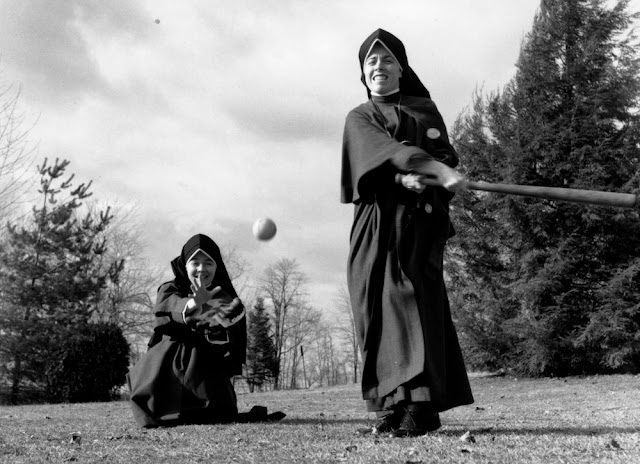 Divertidas fotografías de monjas pasándoselo bien en los años 60