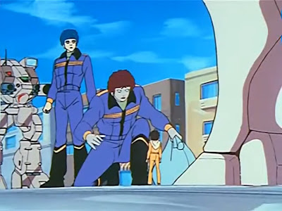 Hikaru negotiates with two angry Zentradi. It doesn't go well.