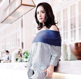 Lirik Lagu Selvy Kitty - Wajar