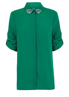 Blanco blusa verde cuello de tachuelas