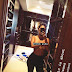 Kourtney Kardashian posa de topless em closet gigante