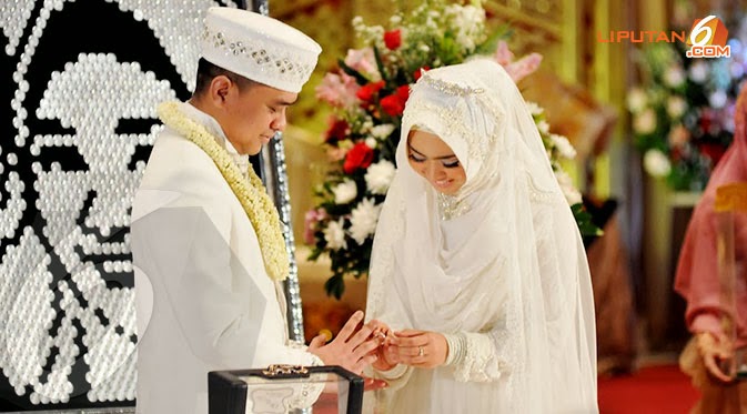 VIDEO PERNIKAHAN OKI SETIANA DEWI DAN ORY VITRIO TAHUN 2014 Gaun Pengantin Muslim Busana Gamis 