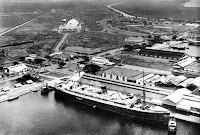 Pelabuhan Tanjung Priok sekitar tahun 1940-an, di bagian belakang terlihat stasiun kereta api.