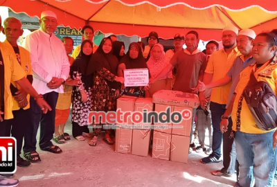 Tokoh Masyarakat Belawan Bersama PK Golkar Belawan Berikan Bantuan Kepada Korban Kebakaran di Belawan